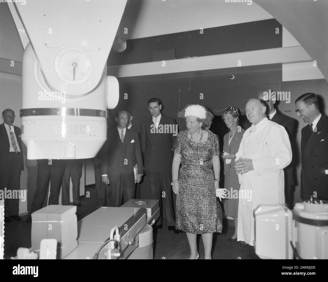 H. M. de Queen visita l'ANT. Van Leeuwenhoekhuis Dr. Van Sloten, H. M. de Queen, Sindaco di Hall, Dr. Posta Data: 20 giugno 1961 Nome personale: Ant. Van Leeuwenhoekhuis, Dr. Post, Dr. Van Sloten Foto Stock