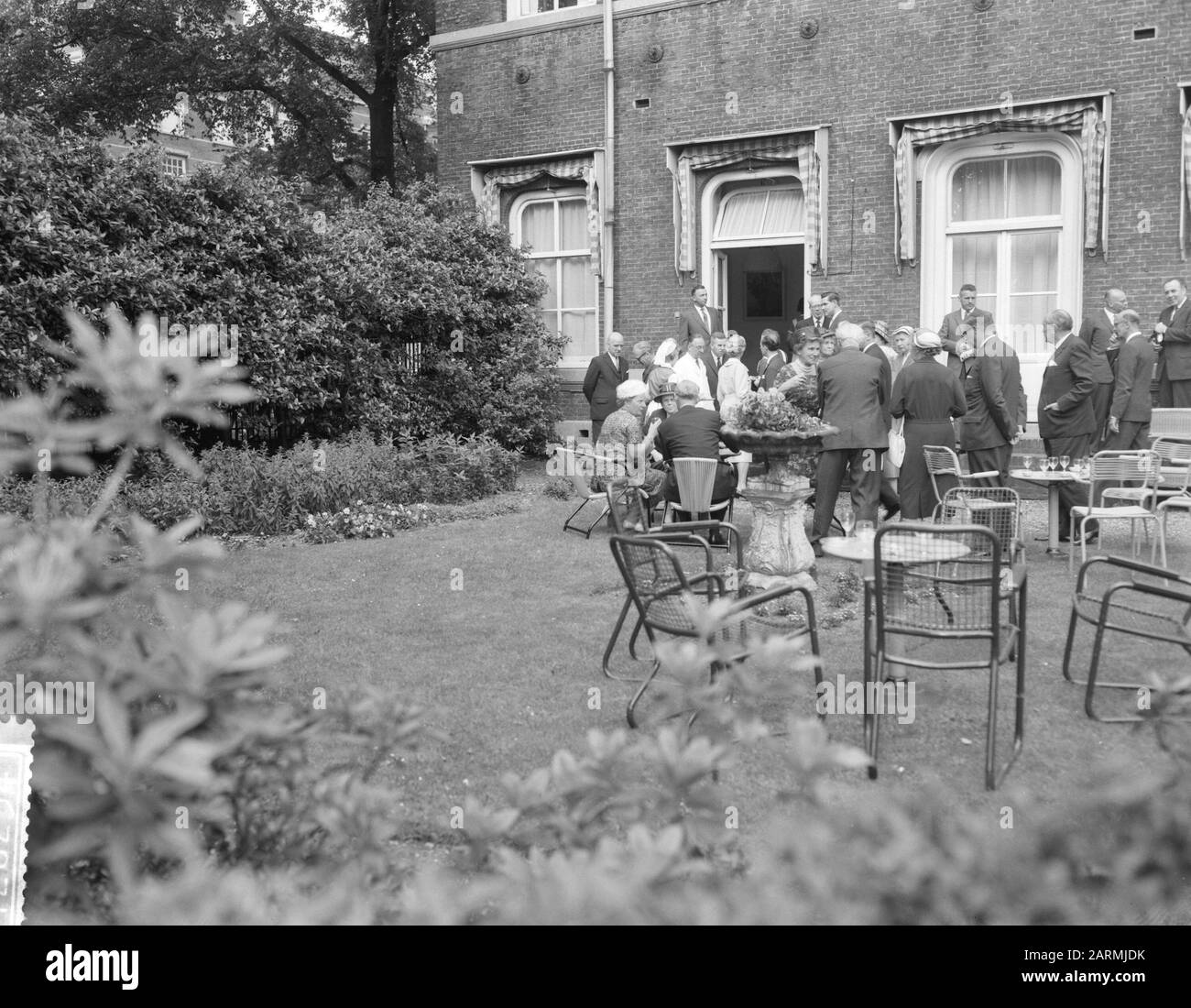H. M. de Queen visita l'ANT. Van Leeuwenhoekhuis H. M. de Queen sulla terrazza Data: 20 giugno 1961 Parole Chiave: Terraces Nome personale: Ant. Van Leeuwenhoekhuis, Juliana, queen Foto Stock