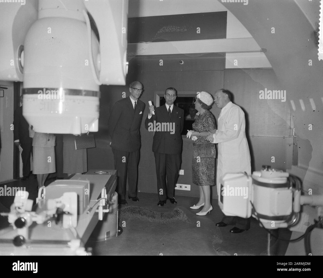 H. M. de Queen visits the ANT. Van Leeuwenhoekhuis Queen at the Telecobalt Device Data: 20 giugno 1961 Parole Chiave: Apparecchi, regine Nome personale: Ant. Van Leeuwenhoekhuis, Juliana , queen Foto Stock