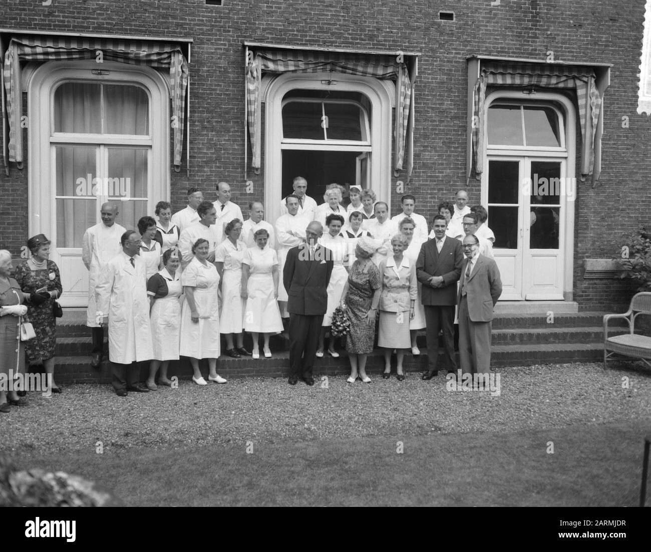 H. M. de Queen visita l'ANT. Van Leeuwenhoekhuis Queen con infermieri per la casa Data: 20 giugno 1961 Parole Chiave: Infermiere, regine Nome personale: ANT. Van Leeuwenhoekhuis, Juliana, regina Foto Stock