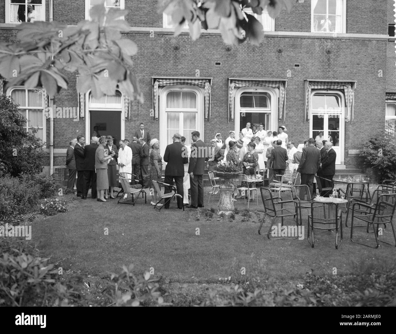 H. M. de Queen visita l'ANT. Van Leeuwenhoekhuis H. M. de Queen sulla terrazza Data: 20 giugno 1961 Parole Chiave: Terraces Nome personale: Ant. Van Leeuwenhoekhuis, Juliana, queen Foto Stock