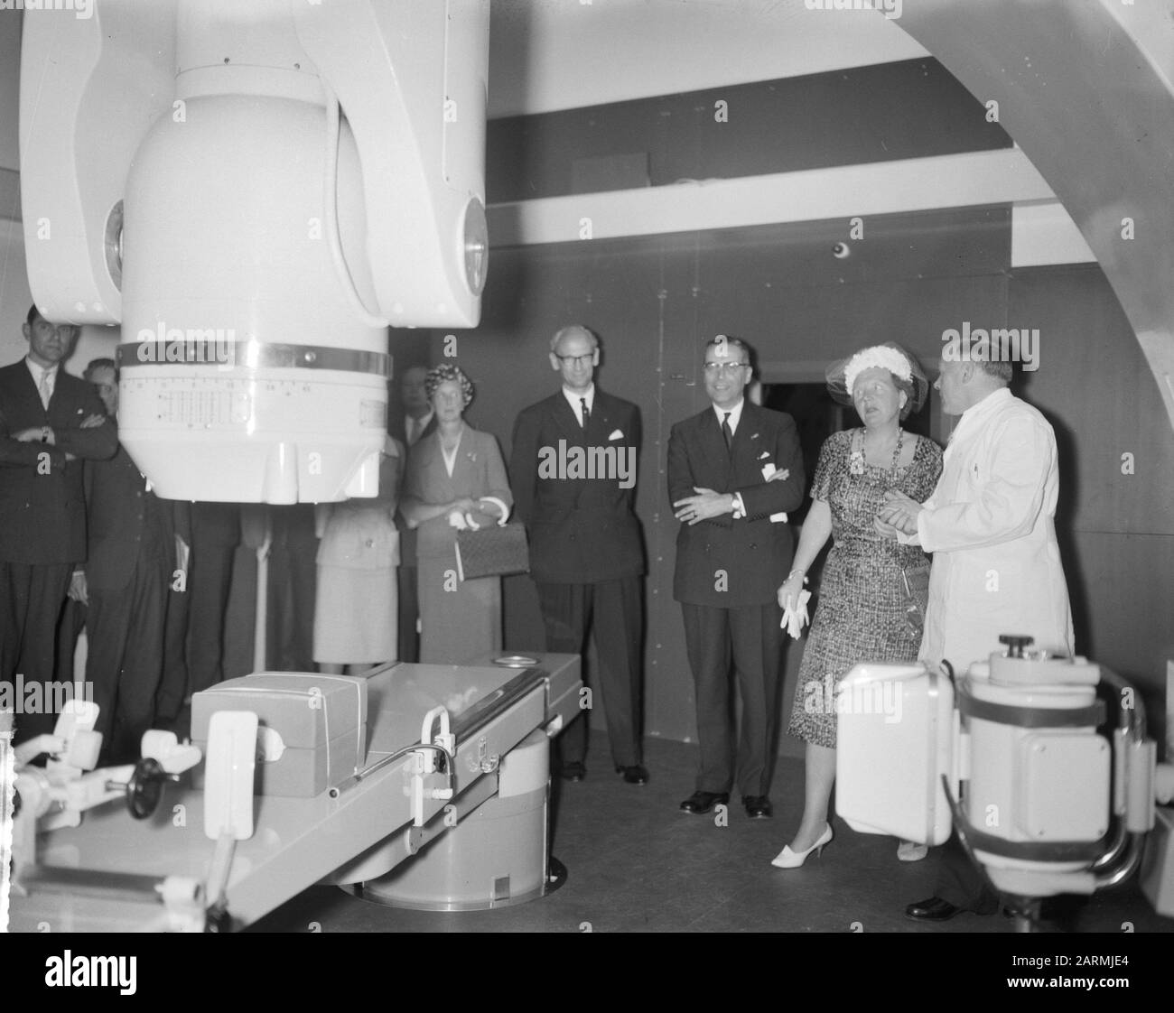 H. M. de Queen visita l'ANT. Van Leeuwenhoekhuis Dr. Van Sloten, H. M. de Queen, Sindaco di Hall, Dr. Posta Data: 20 giugno 1961 Nome personale: Ant. Van Leeuwenhoekhuis, Dr. Post, Dr. Van Sloten Foto Stock