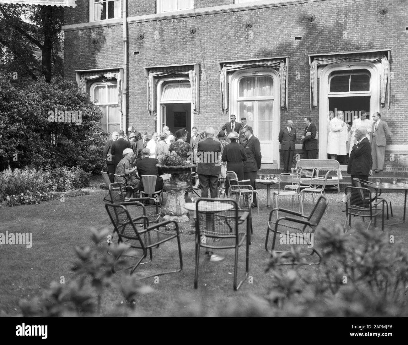 H. M. de Queen visita l'ANT. Van Leeuwenhoekhuis Data: 20 giugno 1961 Nome personale: ANT. Van Leeuwenhoekhuis, Juliana, Regina Foto Stock