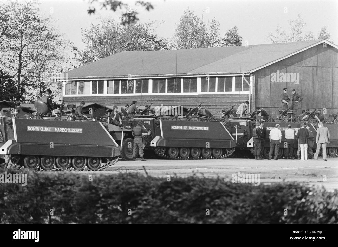 Quarto giorno di ostaggi a Bovensmilde; veicoli blindati a Bovensmilde Data: 26 maggio 1977 luogo: Bovensmilde Parole Chiave: Ostaggi, veicoli blindati, scuole Foto Stock