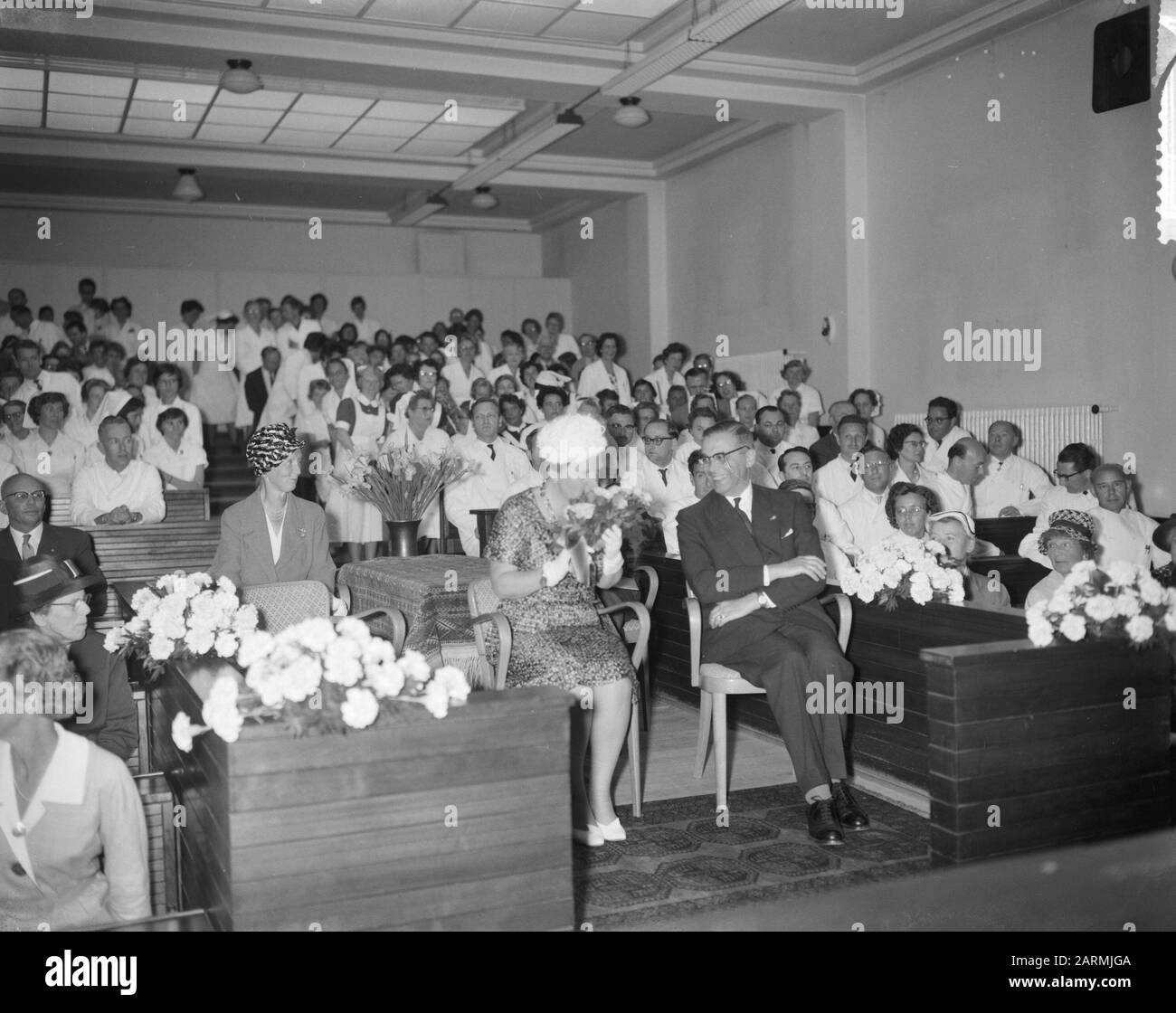 H. M. de Queen visits the ANT. Van Leeuwenhoekhuis Queen in hall durante il discorso Data: 20 giugno 1961 Parole Chiave: Queens, discorsi, sale Nome personale: Ant. Van Leeuwenhoekhuis, Juliana, queen Foto Stock