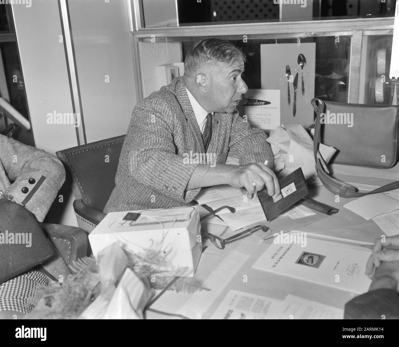 Sette milioni di fiorini all'aeroporto di Schiphol. Sig. Hr. Henry M. Goodkind Data: 3 Agosto 1961 Luogo: Noord-Holland, Schiphol Parole Chiave: Francobolli Nome Personale: Hr. Henry M. Goodkind Foto Stock