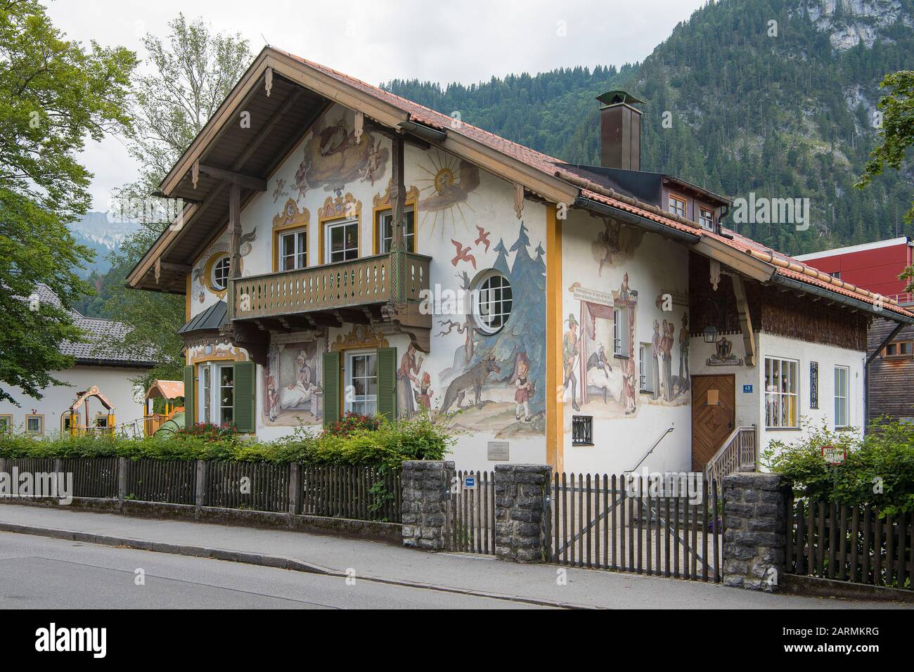 Oberammergau, Germania - 21 luglio 2019; piccola casa di equitazione rossa nel centro della città turistica Oberammergau sulla strada romantica in S.O. Foto Stock