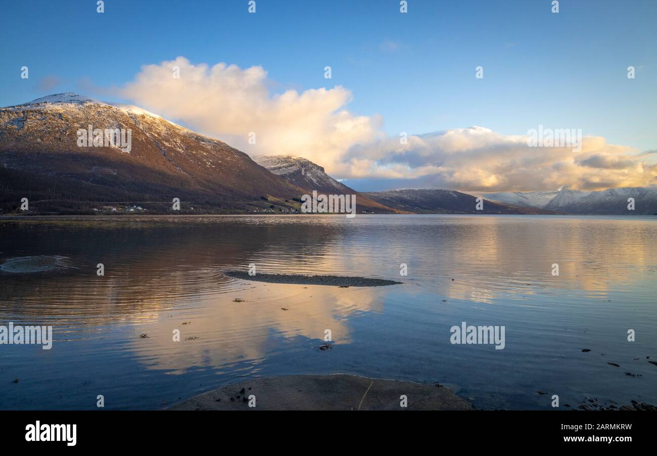 Paesaggi meravigliosi e riflessioni sull'acqua nella Norvegia settentrionale Foto Stock