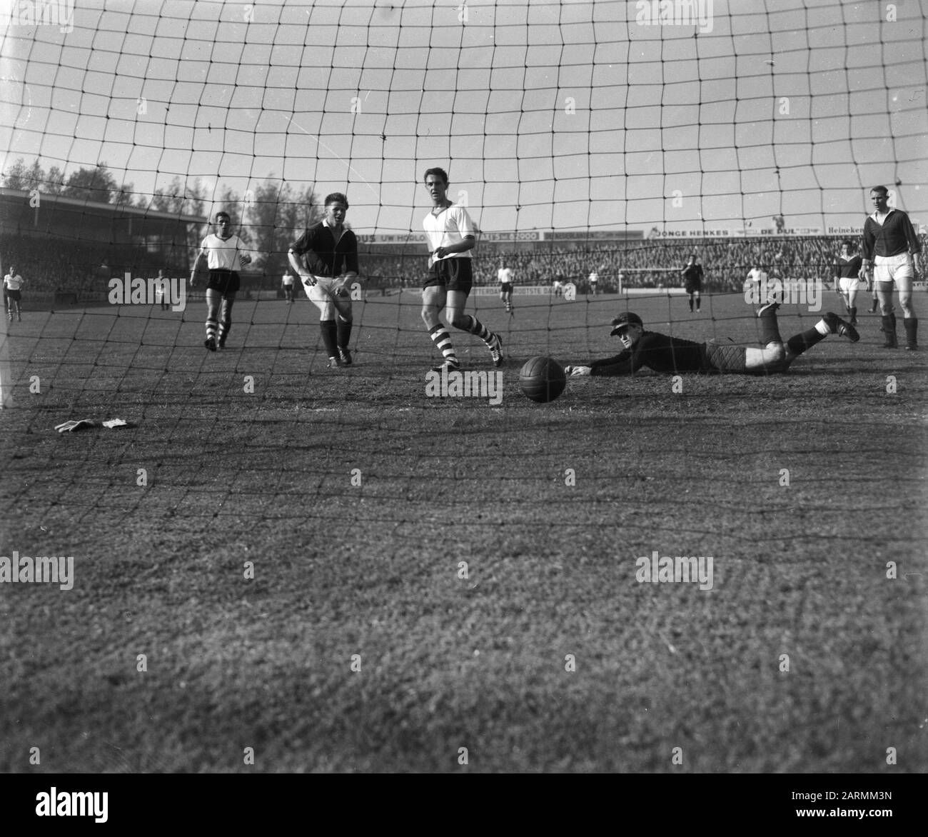 Sparta contro Rapid JC 3-0. [Sparta score] Annotazione: Descrizione originale: Jacobs, Schaffrath (Rapid JC) e Bosselaar (ma sembra sbagliato) Data: 15 ottobre 1961 luogo: Rotterdam Keywords : sport, football Institution name: Rapid JC Foto Stock