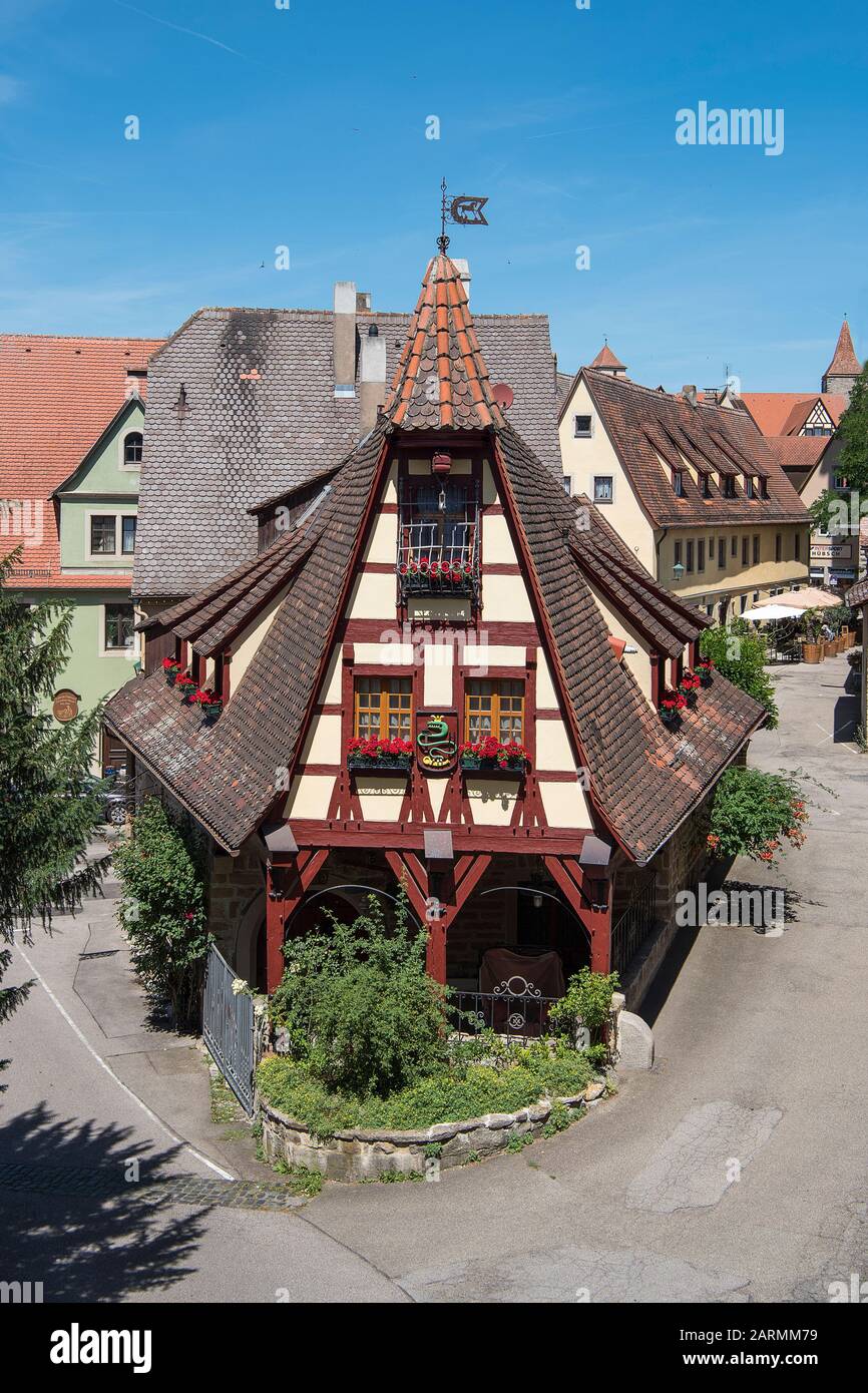 Rothenburg ob der Tauber, Germania - 23 luglio 2019; vecchia e graziosa casa di fabbro vista dall'alto un'attrazione turistica nella città turistica Rothe Foto Stock