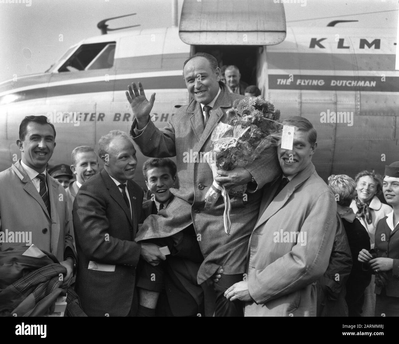 Return Dutch team at Schiphol Data: 23 ottobre 1961 Parole Chiave: Elftallen Foto Stock