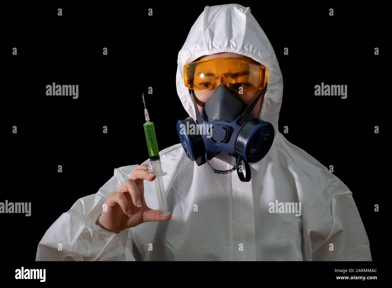 Woman Holding Gas Mask Immagini e Fotos Stock - Alamy