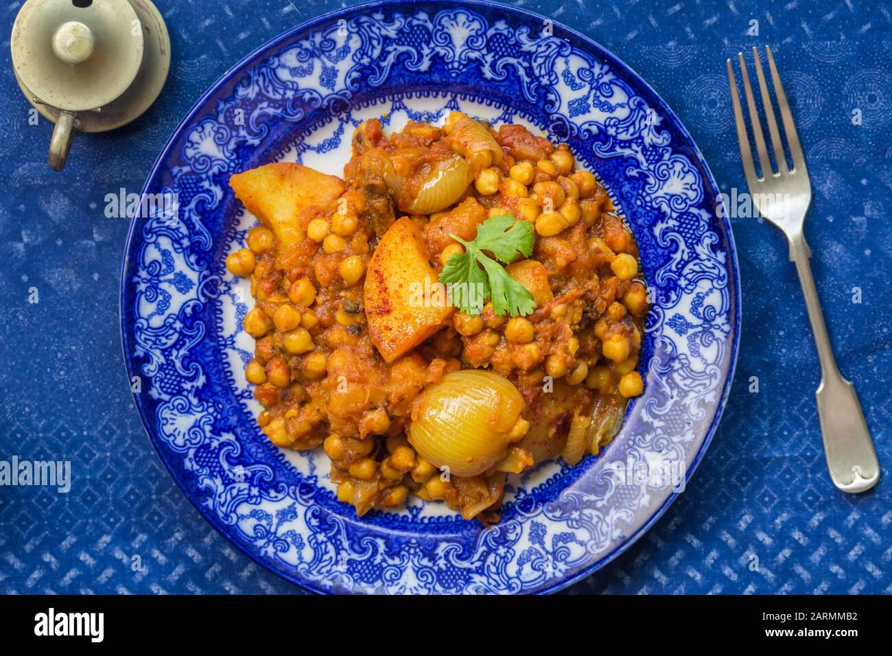 Curry di ceci e verdure su piastra blu e bianca - foto vista dall'alto Foto Stock