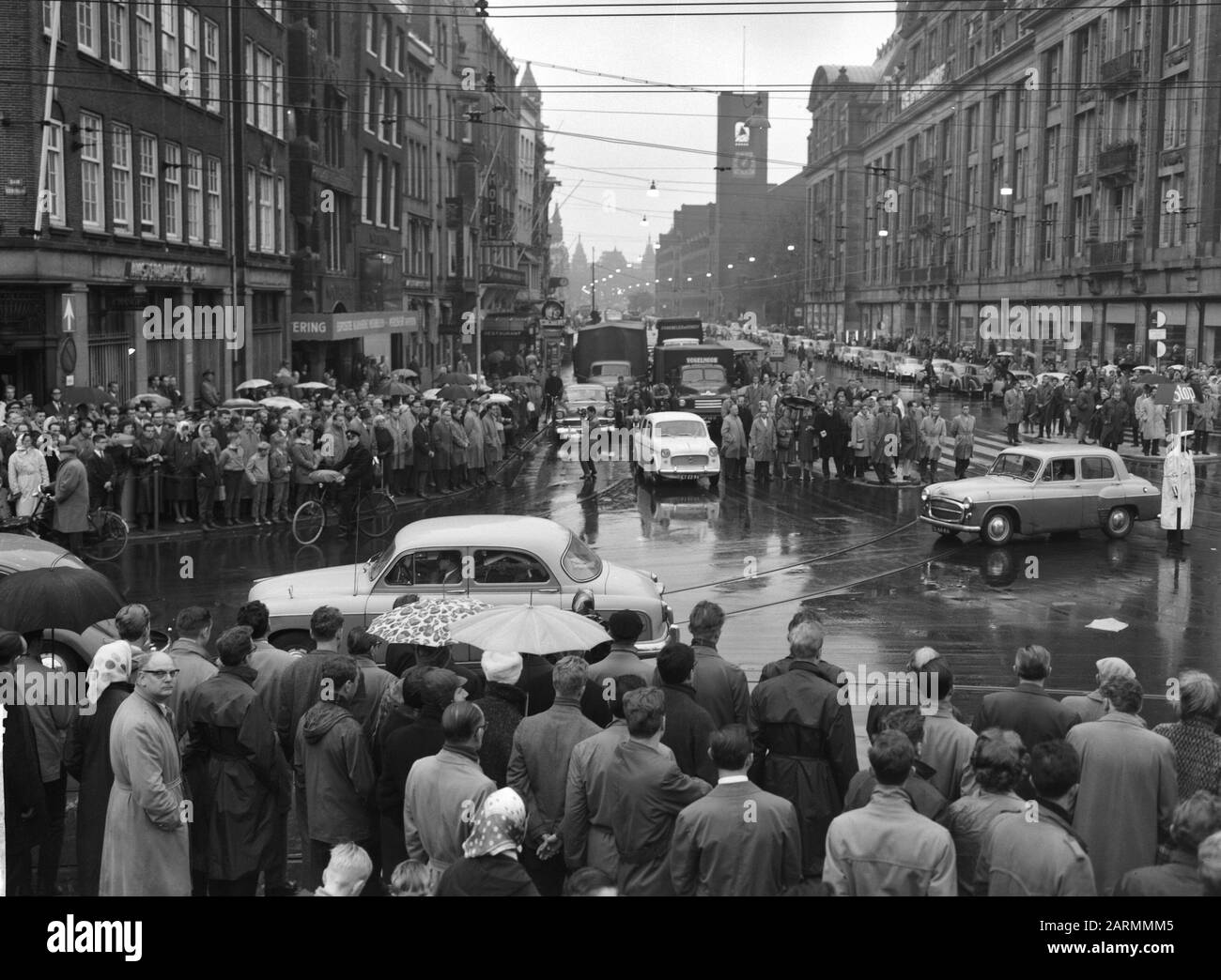 Due minuti di silenzio ad Amsterdam Data: 2 novembre 1961 Località: Amsterdam, Noord-Holland Parole Chiave: STILTES Foto Stock