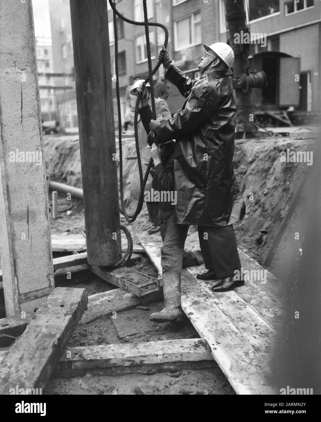 Alderman Schilthuis heit paal for Municipal Printing House Data: 13 novembre 1961 Parole Chiave: Stampa, comuni Foto Stock