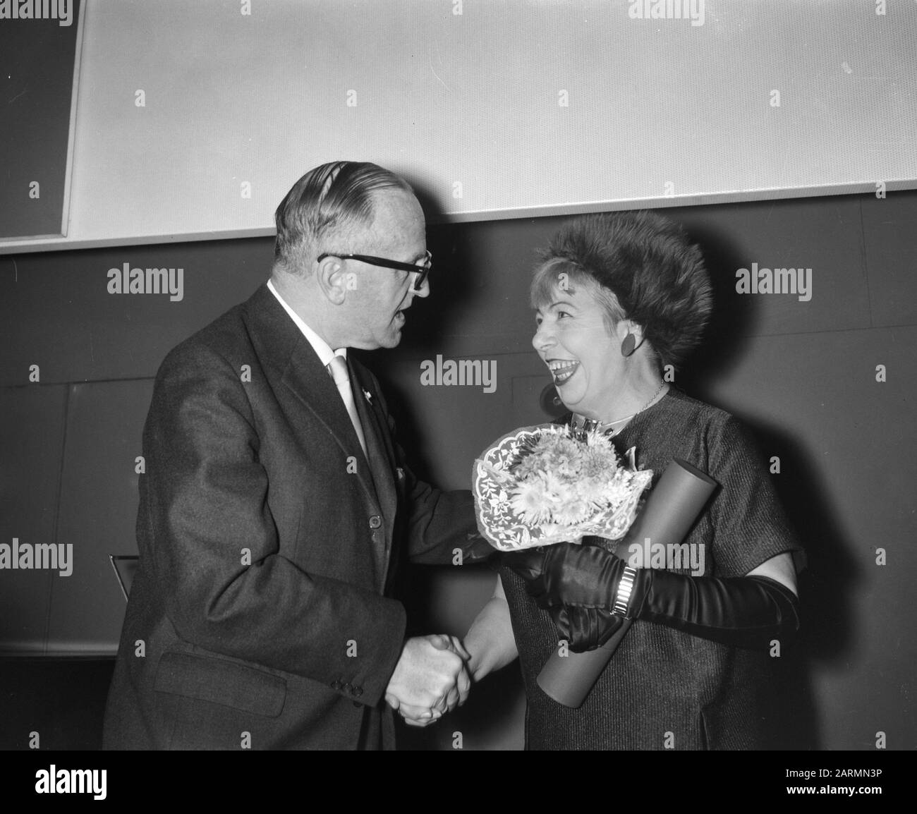 Cerimonia di premiazione dell'arte al Museo Stedelijk. Elly van Stekelenburg riceve il premio Data: 17 novembre 1961 Parole Chiave: Musei, ricevute, Premi, Premi, Premi d'arte, Premi Nome personale: Elly van Stekelenburg Foto Stock