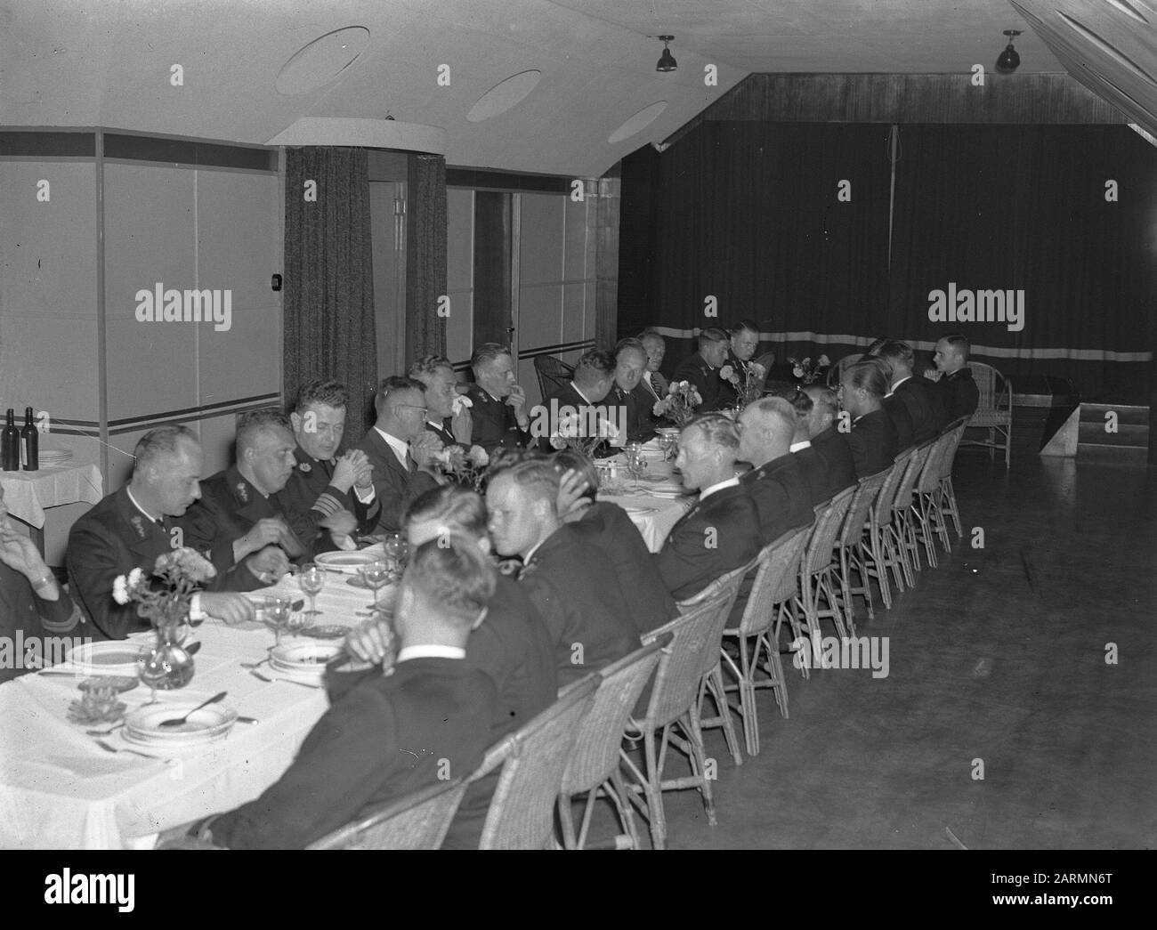 Dinner Naval officers Data: 26 agosto 1947 Parole Chiave: Diner, ufficiali navali Foto Stock