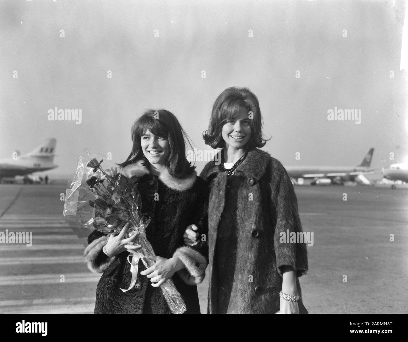 Italian film star Giorgia Mul (left) at Schiphol Date: 21 November 1961 Location: Noord-Holland, Schiphol Keywords: Attrici, star del cinema, aeroporti Nome personale: Moll Giorgia : Bilsen, Joop van/Anefo Foto Stock