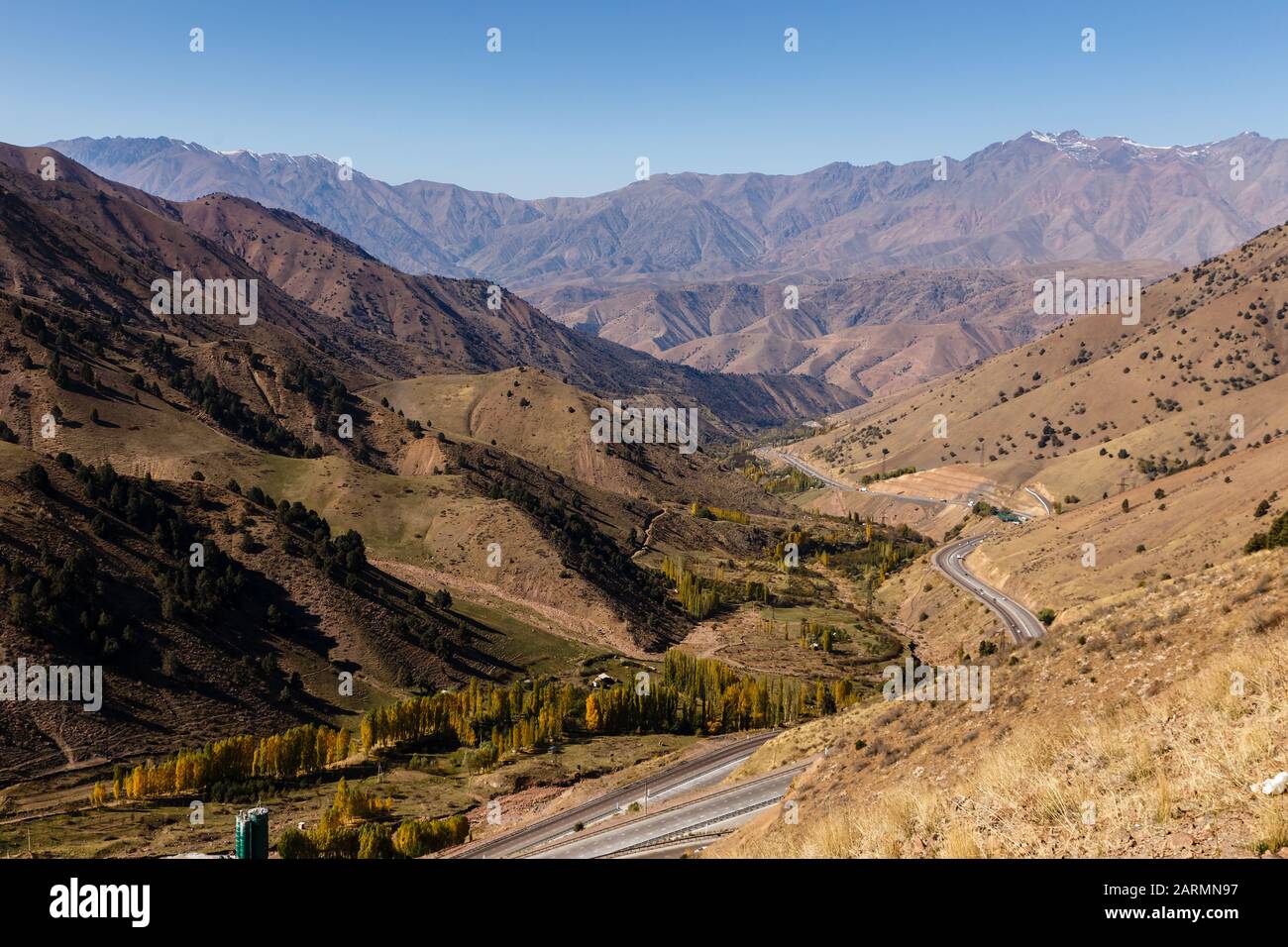 Autostrada A-373, autostrada Tashkent-Osh, passaggio Kamchik Uzbekistan. Strada di montagna. Foto Stock