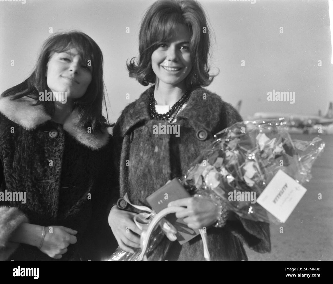 Italian film star Giorgia Mul (left) at Schiphol Date: 21 November 1961 Location: Noord-Holland, Schiphol Keywords: Attrici, star del cinema, aeroporti Nome personale: Moll Giorgia : Bilsen, Joop van/Anefo Foto Stock