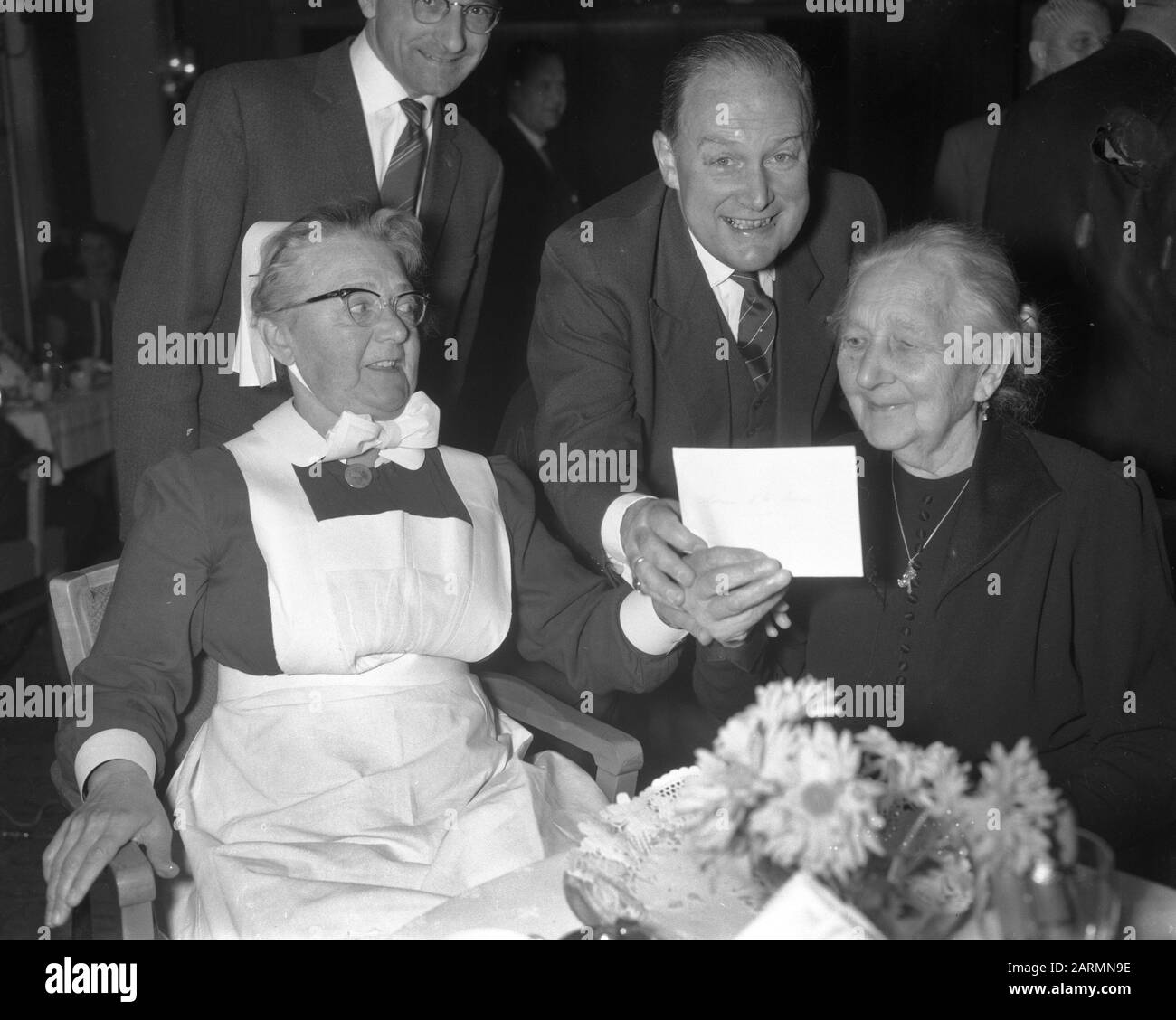 F 250 milioni di capitale di risparmio presso Savings Bank Amsterdam Data: 21 novembre 1961 Località: Amsterdam, Noord-Holland Parole Chiave: Casse di risparmio, capitali, milioni Foto Stock