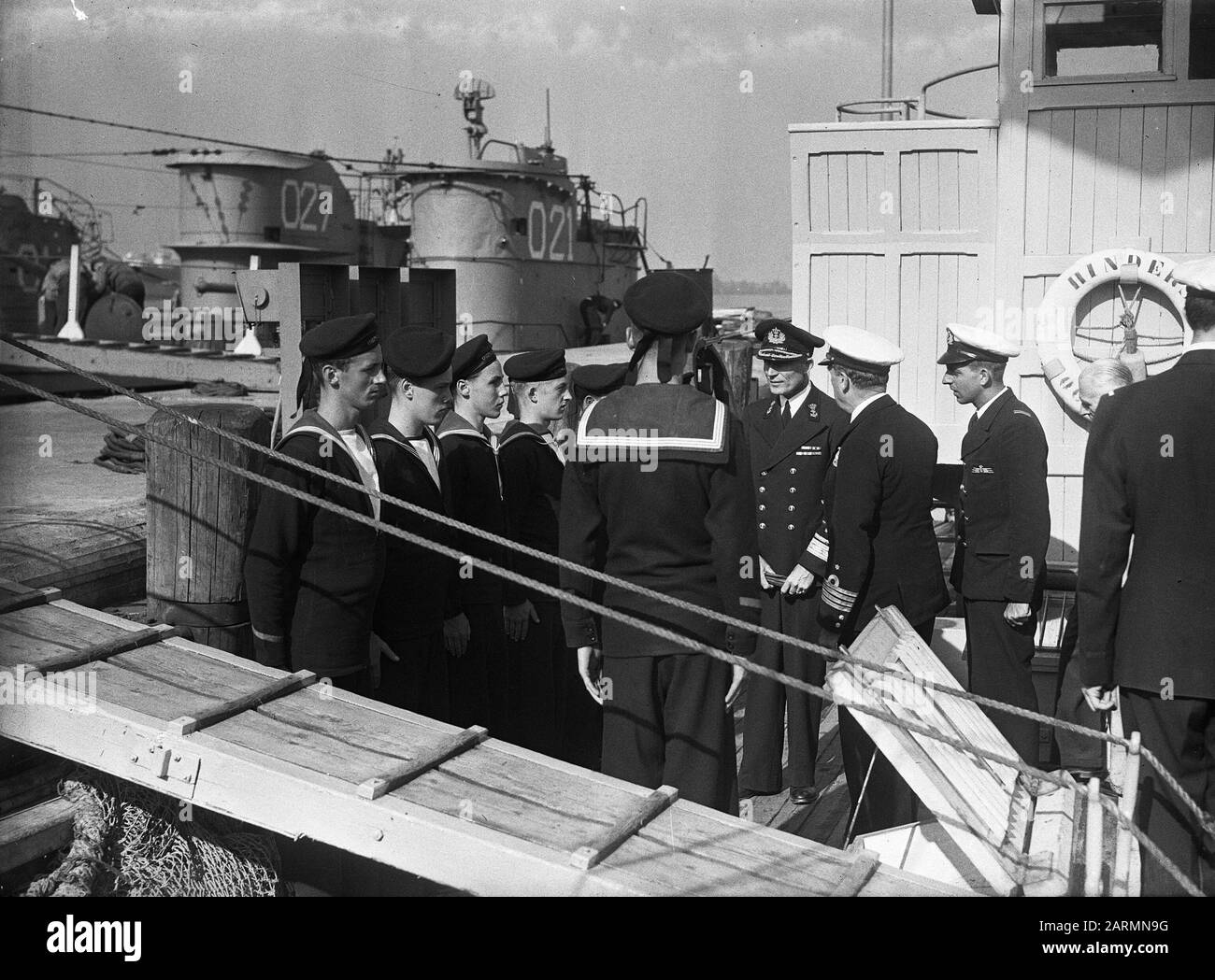 Schout van Nacht Willinge visits Hinders Inspection Date: 24 August 1947 Keywords: Sailors Nome personale: Willinge, J.J.L. Foto Stock