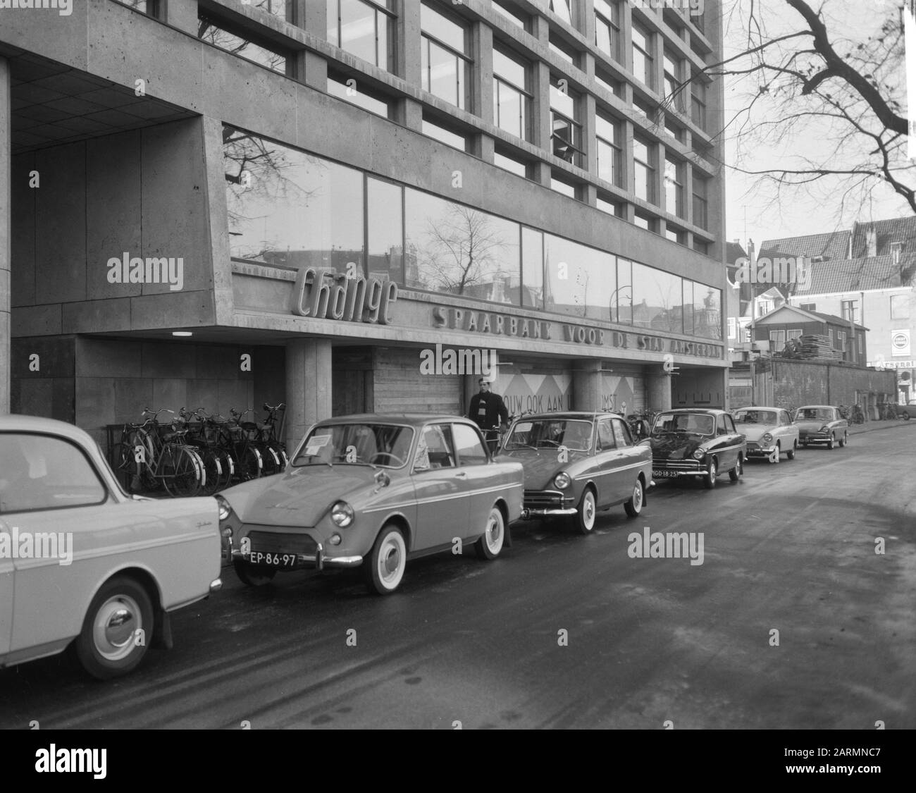Capitale di risparmio di 250 milioni di F presso Spaarbank Amsterdam. Entrata della Cassa di risparmio per la Città di Amsterdam Data: 21 Novembre 1961 Località: Amsterdam, Noord-Holland Parole Chiave: Casse di risparmio Foto Stock