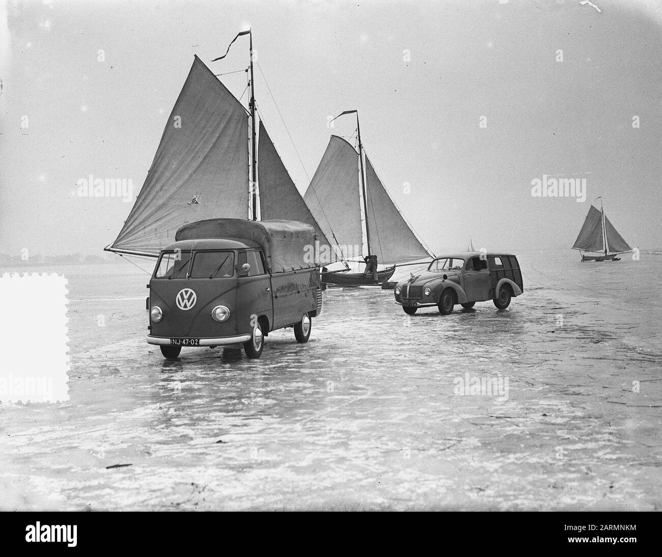 Trasporto merci su Gouwzee, taglierine per auto e vela Data: 18 febbraio 1954 Parole Chiave: Auto, TRASPORTO, taglierine a vela Foto Stock