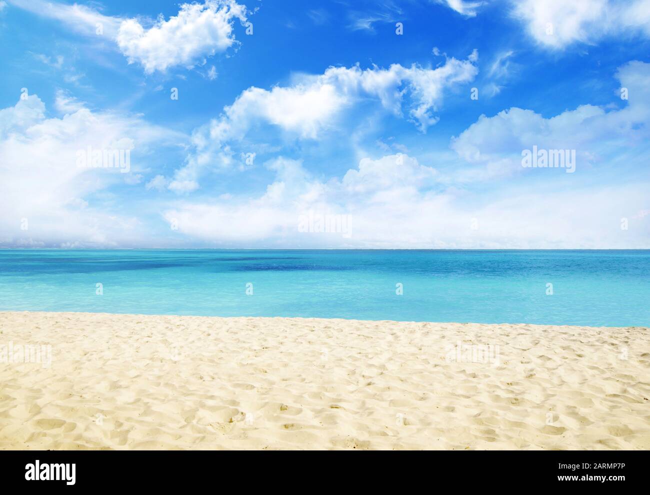 Bellissima spiaggia. Sedia sulla spiaggia di sabbia vicino al mare Foto Stock