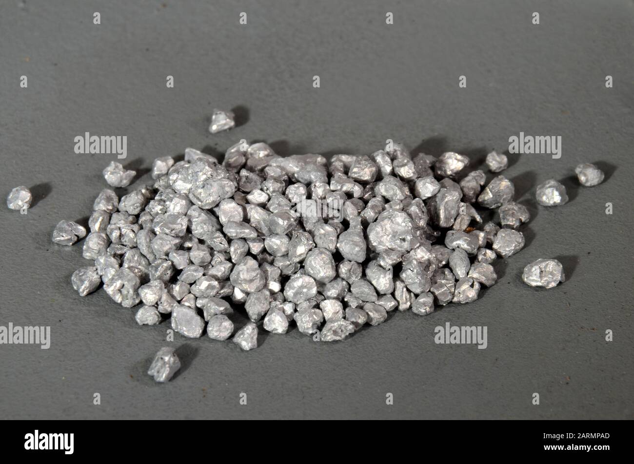 Grani dell'elemento metallico alluminio (al) Foto Stock