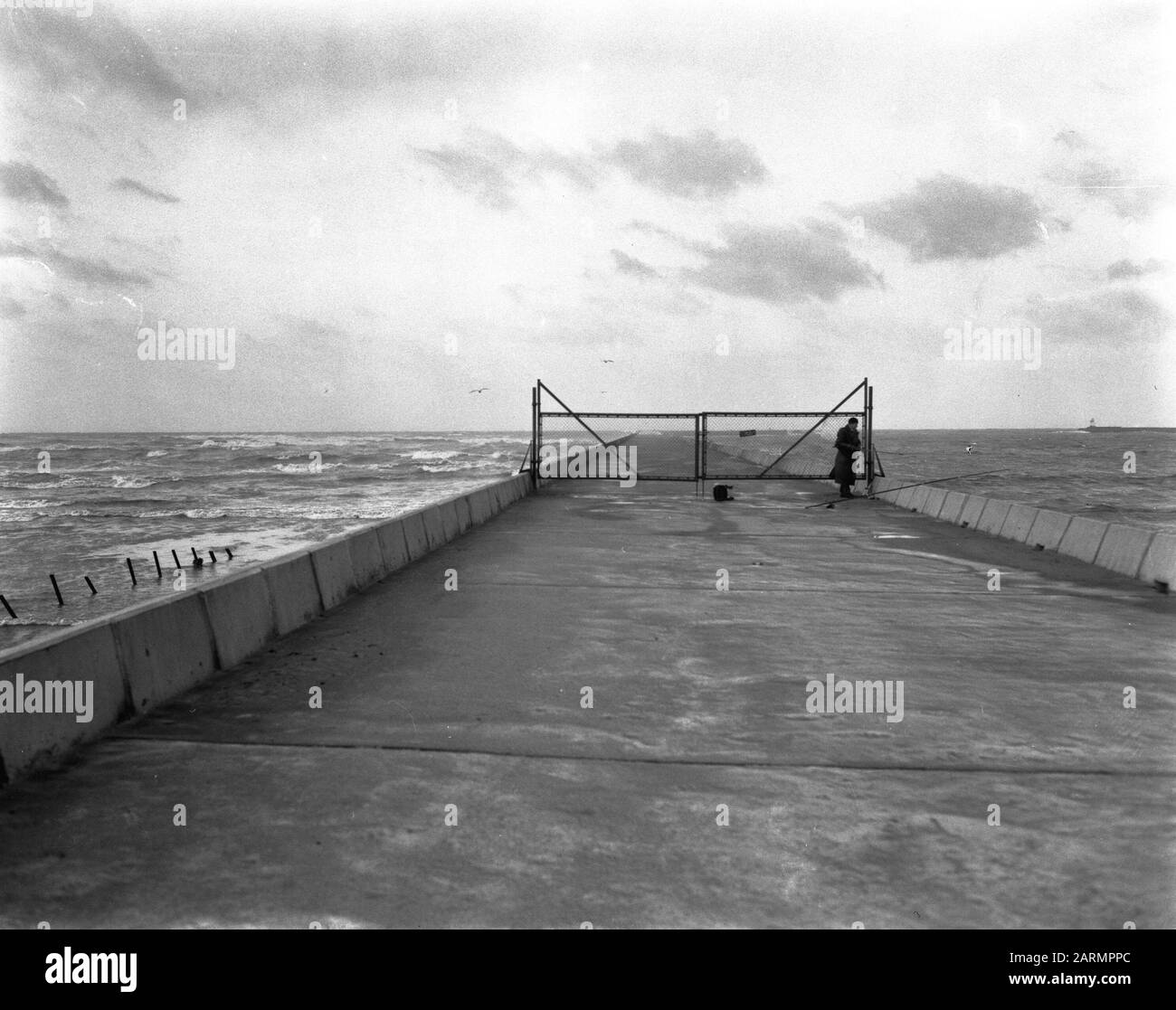 Lavoro sul porto di pesca IJmuider. Molo chiuso Data: 23 gennaio 1962 Parole Chiave: Attività, porti di pesca Nome personale: Molo Foto Stock