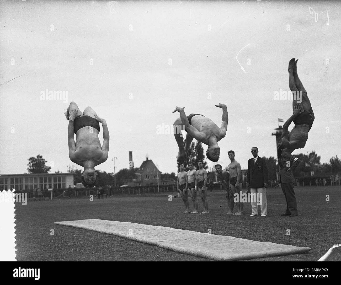 Concorso Internazionale di Atletica Pro Patria Rotterdam, dimostrazione di ginnastica lunga MAT Data: 3 Luglio 1955 Località: Rotterdam, Sud-Olanda Parole Chiave: Sport, ginnastica Foto Stock