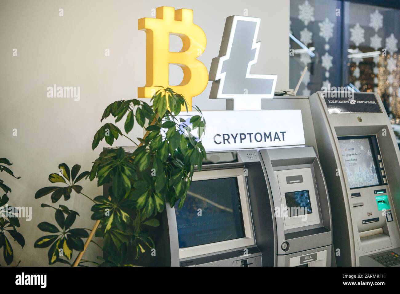 Georgia, Tbilisi, 26 gennaio 2020: Un bancomat criptovalente o una macchina crittografica in un centro commerciale. Foto Stock