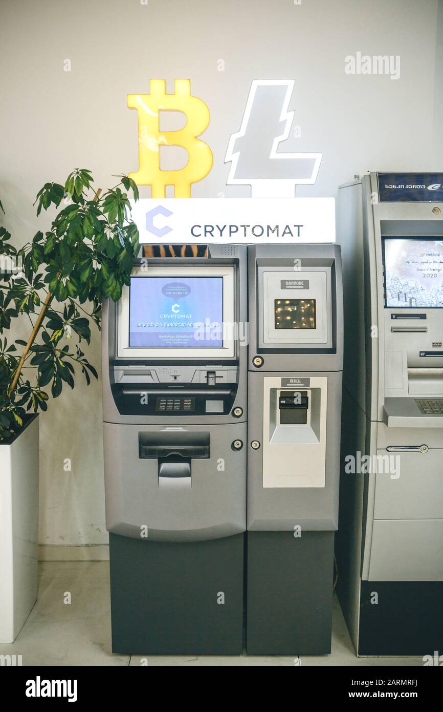 Georgia, Tbilisi, 26 gennaio 2020: Un bancomat criptovalente o una macchina crittografica in un centro commerciale. Foto Stock