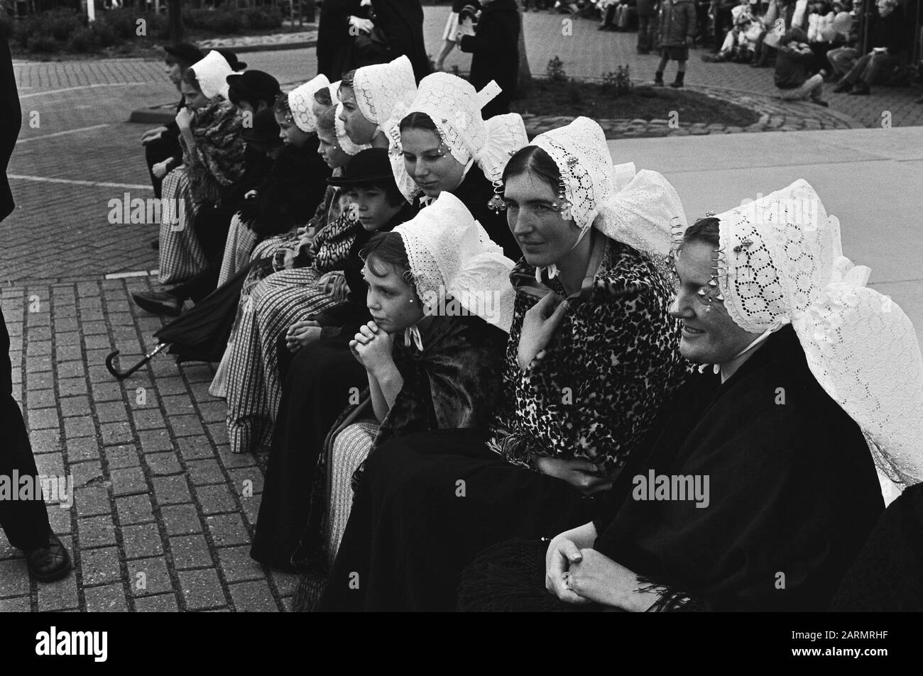 Festa Queen's Day in Veere, donne in costume di Zeeland Data: 30 aprile 1981 luogo: Veere, Zeeland Parole Chiave: Queen DAG, costume, celebrazione, donne Foto Stock