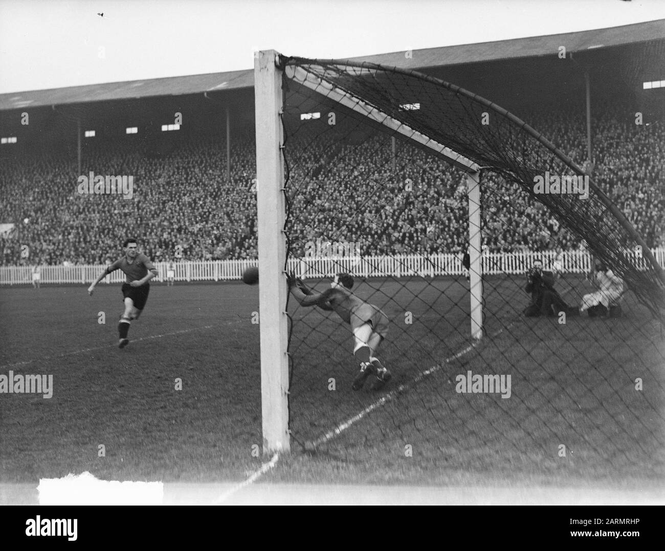 Van Raalte catture che cadono la palla Data: 21 novembre 1948 Parole Chiave: Sport, calcio Foto Stock