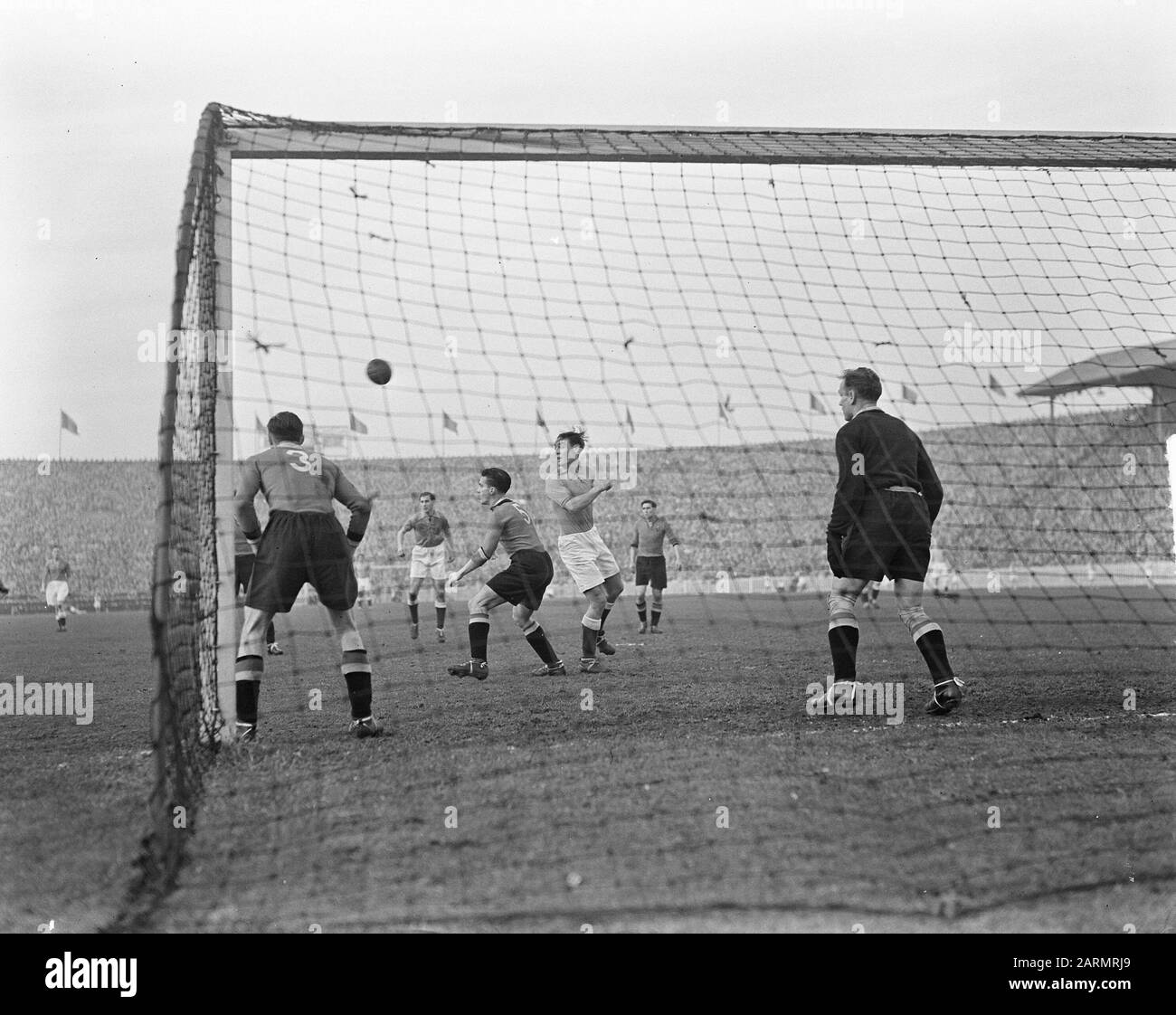 Uno dei pochi attacchi olandesi Data: 21 novembre 1948 Parole Chiave: Sport, calcio Foto Stock