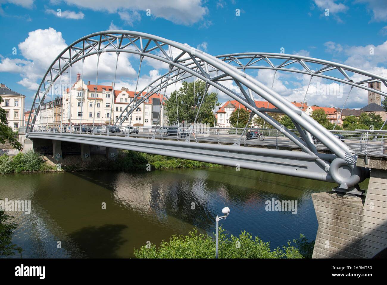 Bamberga, Germania - 14 luglio 2019; ponte Luitpold un acciaio unbraced arco di strada legato brigde nel centro di Bamberg e una popolare destinazione turistica Foto Stock
