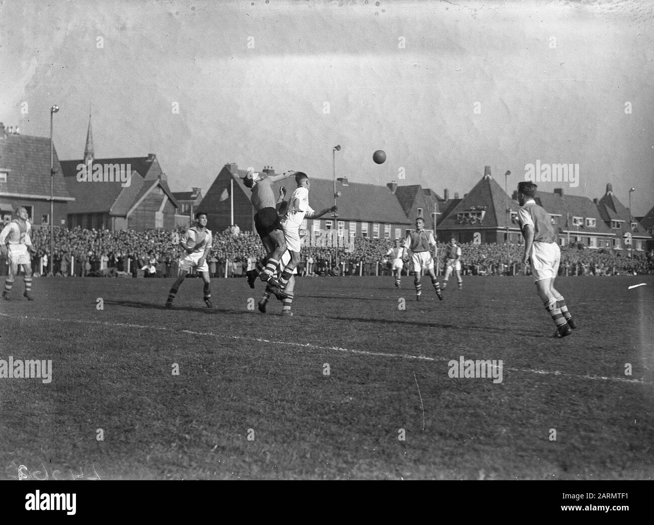 Partita di calcio De Volewijckers-Ajax (1-0) sulla Mosseld ad Amsterdam  Nord. Il portiere Hagenaars (Volewijckers) prende a pugni la palla. Data:  10 ottobre 1947 luogo: Amsterdam, Noord-Holland Parole Chiave: Sport, calcio,  partite