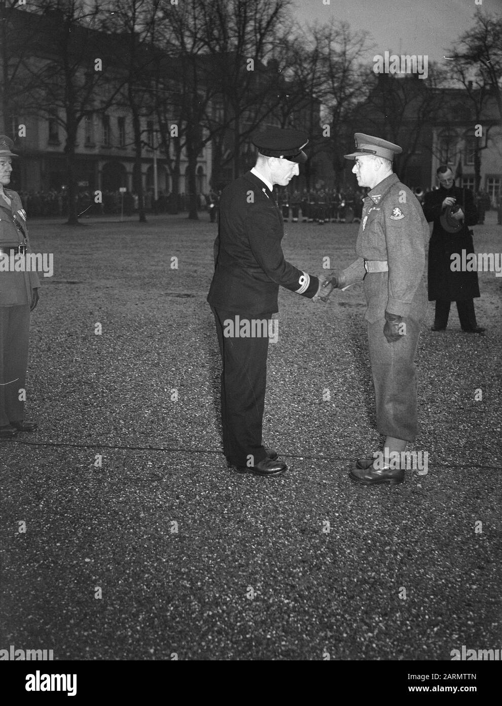 Cerimonia di premiazione di Prins Bernhard (ir. Paulen) a Maastricht Data: 9 dicembre 1947 luogo: Maastricht Parole Chiave: DECARITIONS, Awards Nome personale: Bernhard, Prince Foto Stock