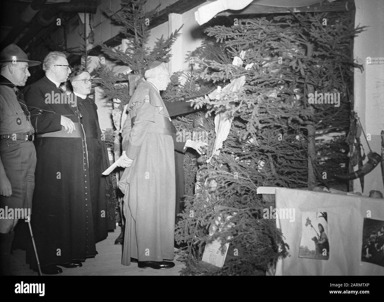 Winterlaer Del Movimento cattolico giovanile della diocesi di Haarlem presso la RAI di Amsterdam. Vescovo Di Haarlem Mons. J.P. Huibers e G. P. v. Burg, Decano di Amsterdam opere d'osservazione Data: 4 gennaio 1948 Località: Amsterdam Parole Chiave: Organizzazioni giovanili, cattolicesimo, Boy Scouts, religioni, vacanze religiose Foto Stock