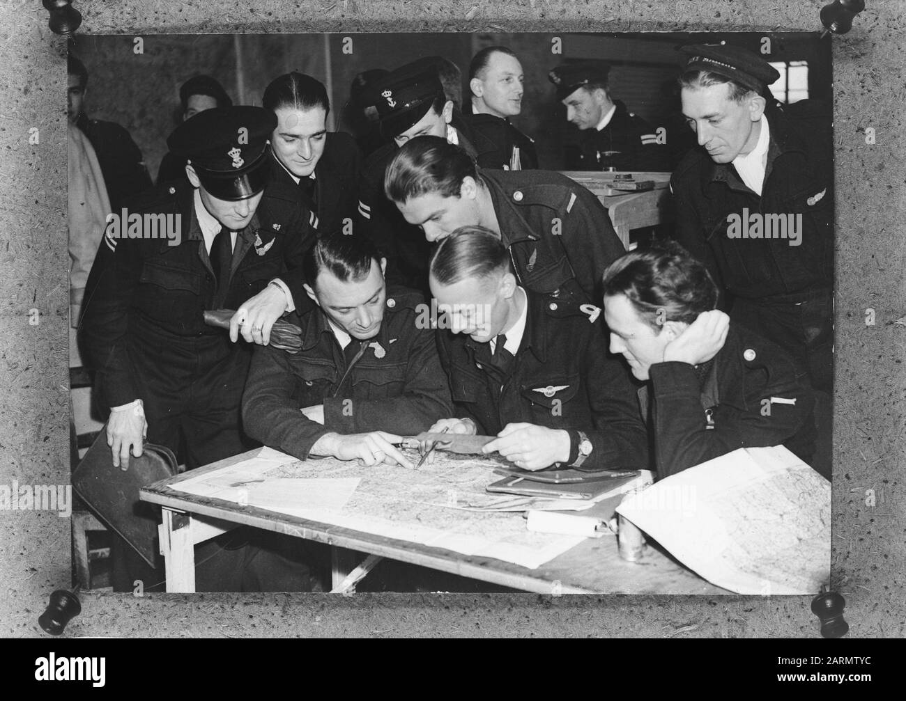 Preparazione del volo da parte dei piloti del 320 (olandese) Squadron RAF Bomber Command, sulla base RAF Lasham. In piedi a sinistra F.E.. Middelkoop, H.A. Rauws; in piedi Jillings di estrema destra. Seduta da D.M. Gombert, P. Schaaphok e Van Offeren Data: Ottobre 1943 Località: Gran Bretagna, Lasham Parole Chiave: Equipaggi, forze aeree, Marina, Seconda guerra mondiale Nome personale: 320 Squadron, Gombert D.M., Jillings, Middelkoop F.E., Sacrifice of, Rauws H.A., Schaaphok Institutionname: RAF Foto Stock