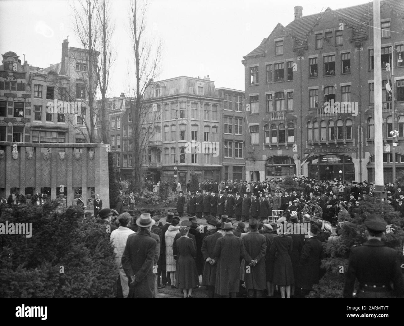 Durante il discorso presidente del Comitato dei Monumenti nazionali jhr.mr. M.L. van Holthe Annotation: Riguarda il monumento temporaneo su Dam Data: 13 dicembre 1947 Località: Amsterdam, Noord-Holland Parole Chiave: Commissioni, commemorazioni, monumenti, discorsi, presidenti Nome personale: Holthe, M.L. Foto Stock