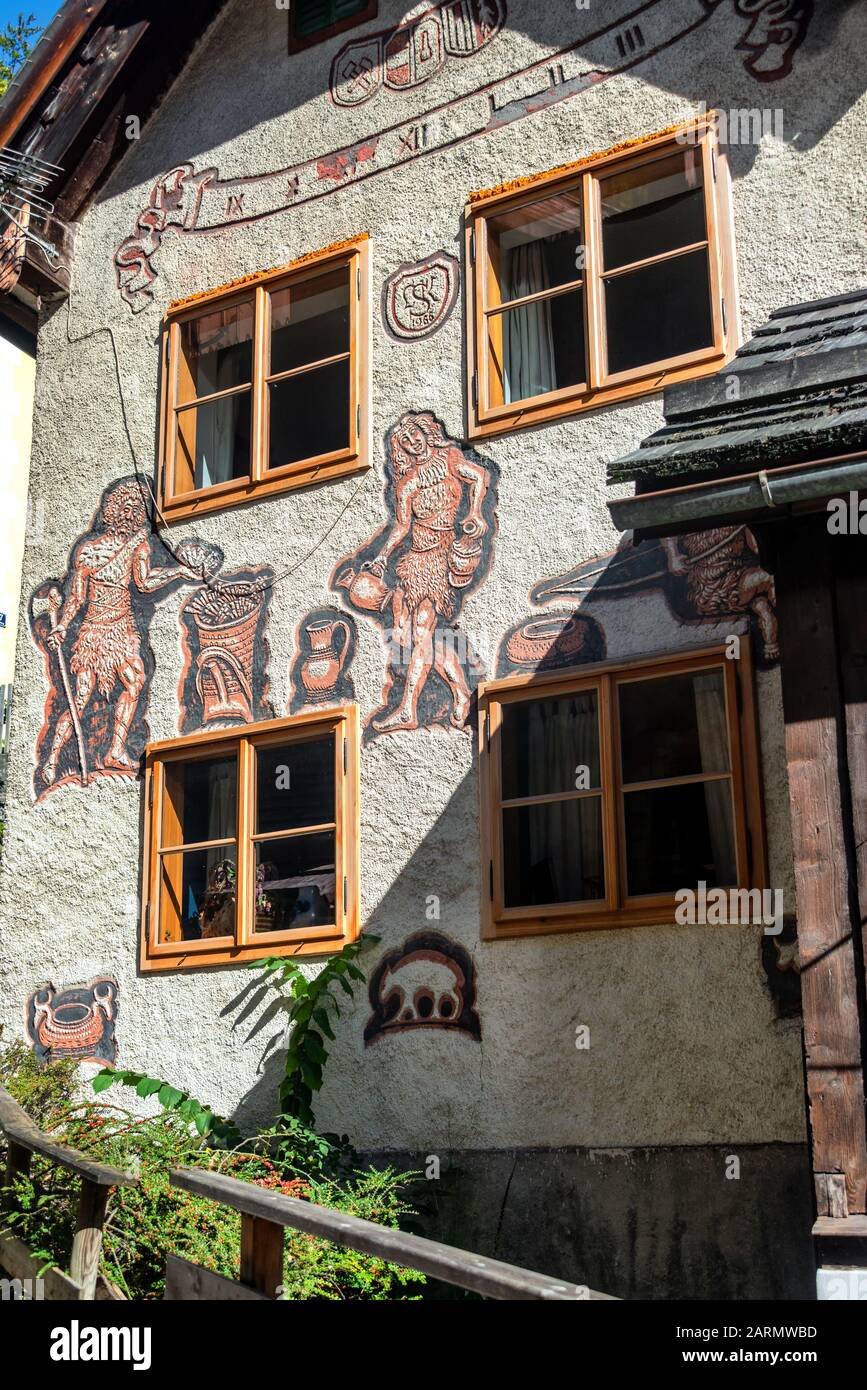Strade della città vecchia con edifici storici, architettura alpina. Hallstatt, Austria, Salzkammergut Foto Stock