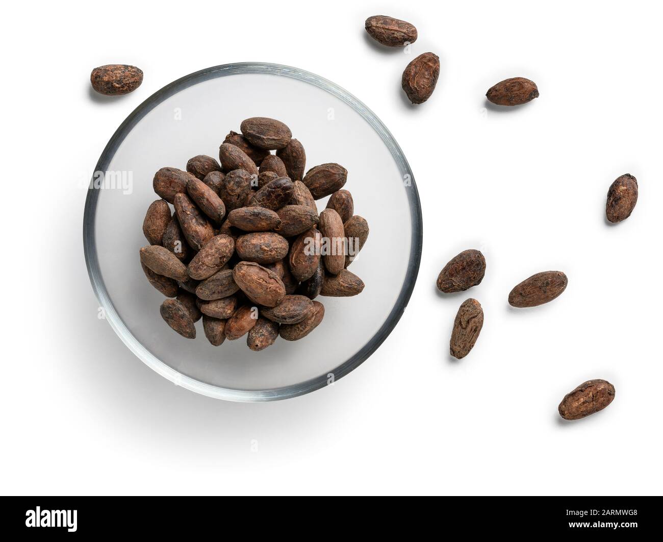 Cacao in grani su sfondo bianco. La vista dall'alto Foto Stock