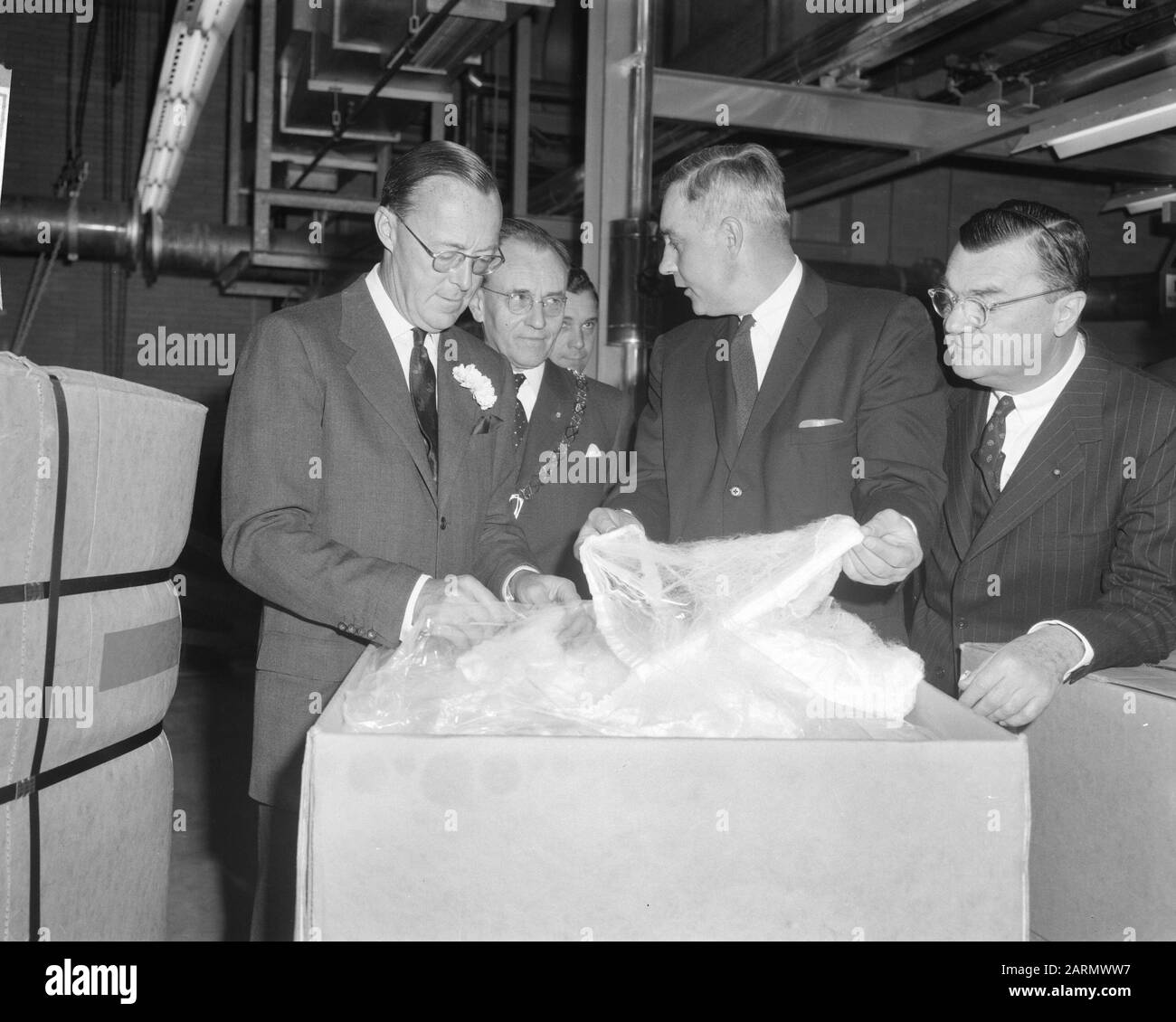 Sua altezza reale il principe Bernhard ha pagato una visita di lavoro alla fabbrica di Orlou Du Pont de Nemours reportage Data: 18 aprile 1962 Parole Chiave: Fabbriche, principi, visite di lavoro Nome personale: Du Pont de Nemours Foto Stock