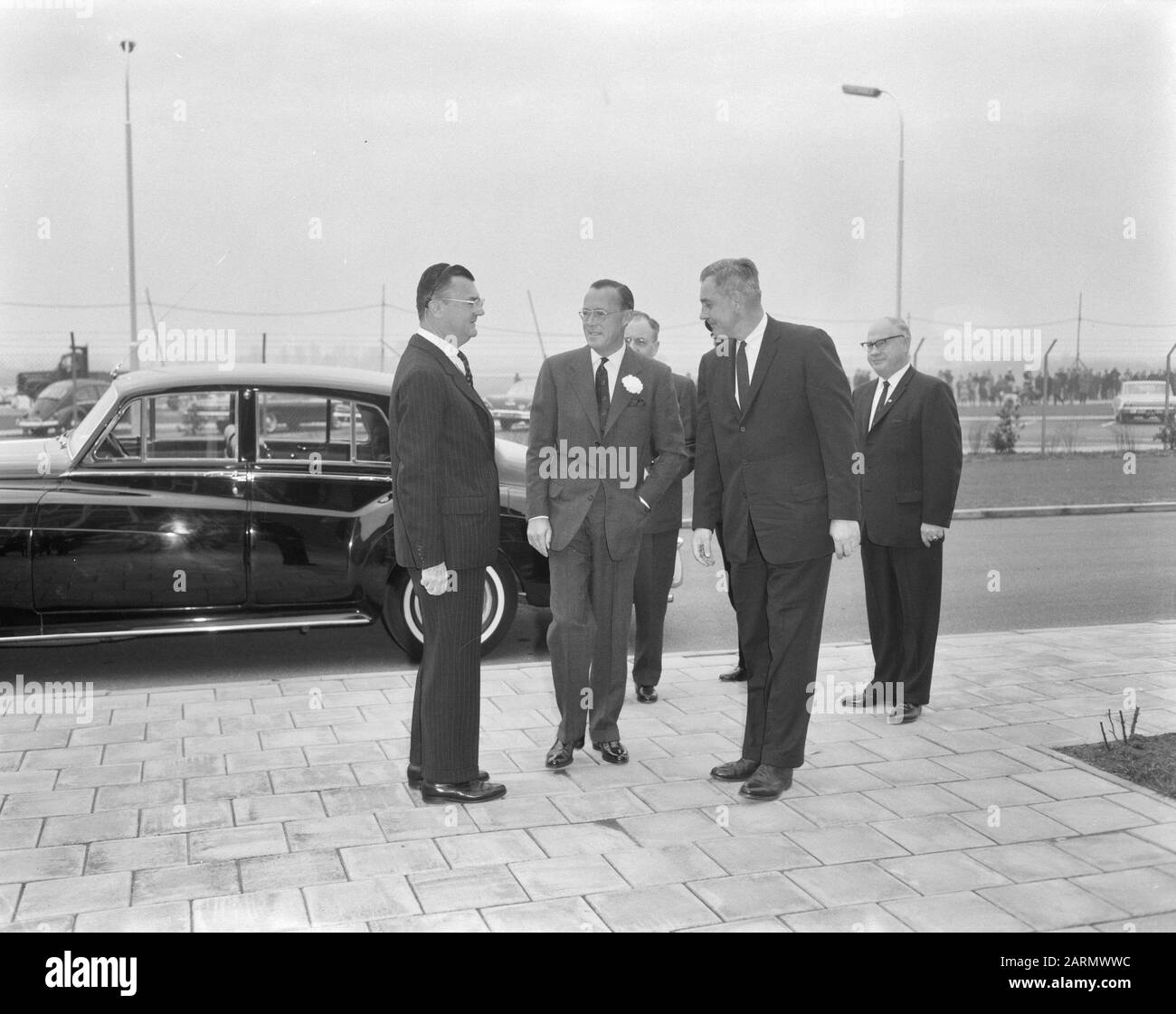 Sua altezza reale il principe Bernhard ha pagato una visita di lavoro alla fabbrica di Orlou Du Pont de Nemours reportage Data: 18 aprile 1962 Parole Chiave: Fabbriche, principi, visite di lavoro Nome personale: Du Pont de Nemours Foto Stock