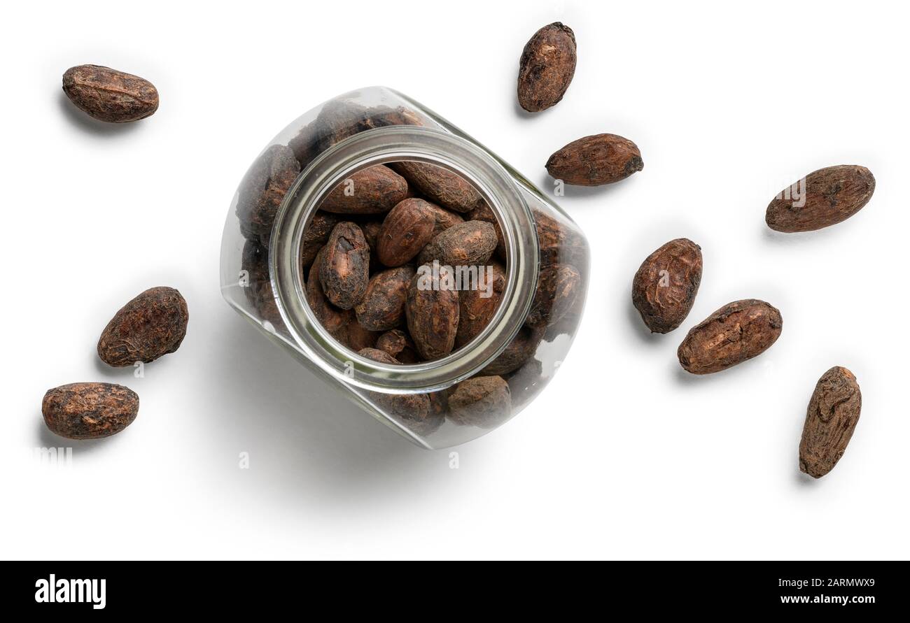 Cacao in grani su sfondo bianco. La vista dall'alto Foto Stock