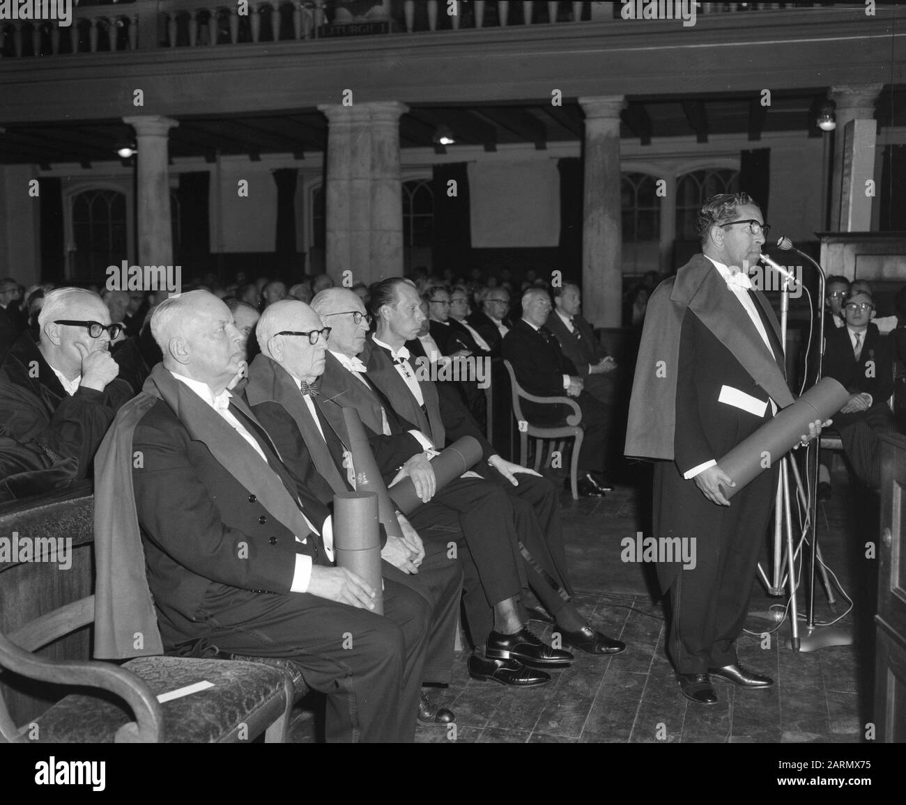 Dottorati Onorari Dell'Università Di Amsterdam, 1962. Prima fila, da sinistra a destra: Ernst Crone, Donald D. van Slyke, W.C. Treurniet E Geo Widengren. In piedi: L.A.M. (Lou) Lichtveld (=Albert Helman); Foto Stock