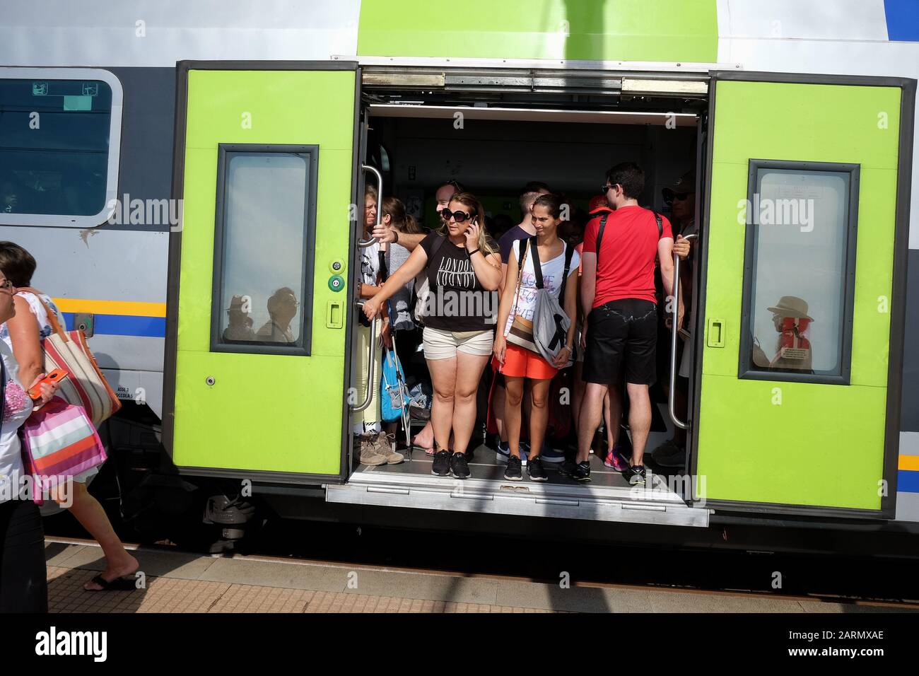 I treni affollati fanno parte dei cinque villaggi delle cinque Terre in treno d'estate sulla Riviera Italiana e patrimonio dell'umanità dell'UNESCO Foto Stock